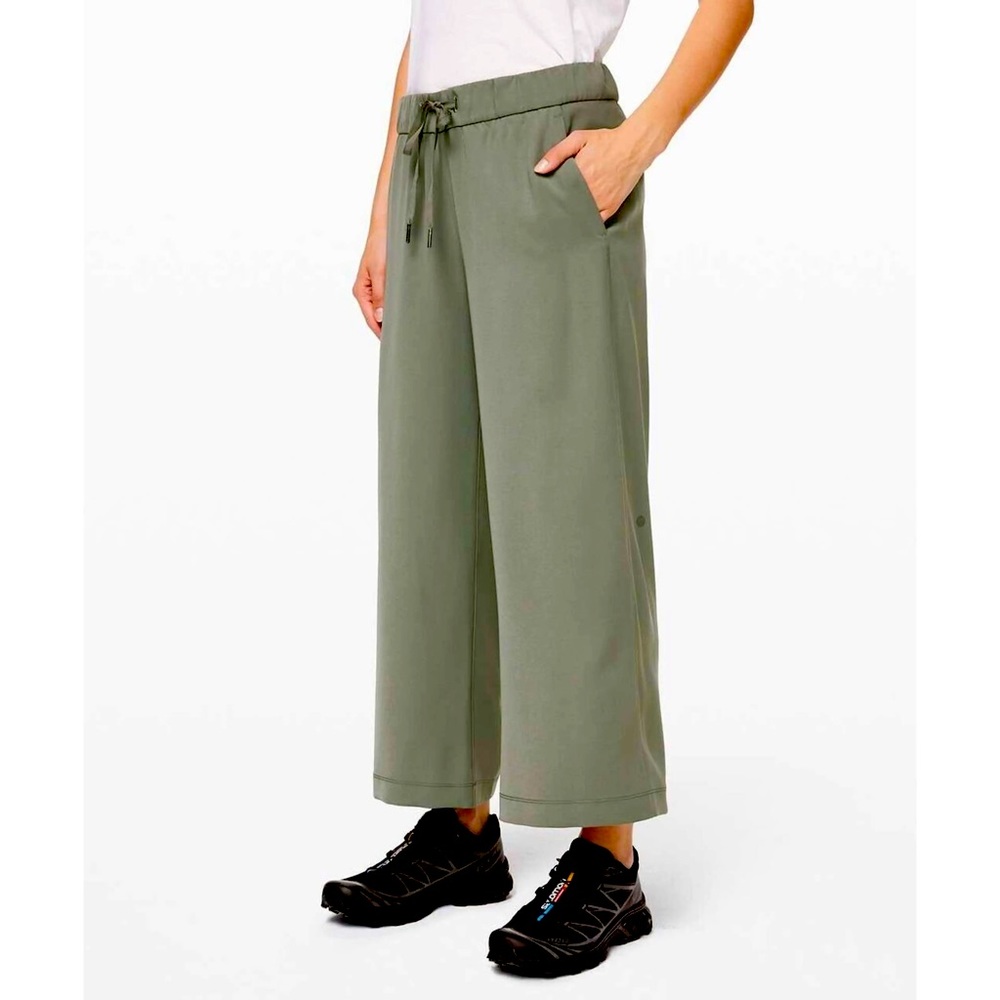 lululemon On the Fly Wide-Leg 7/8 Pant *Woven
Grey Sage